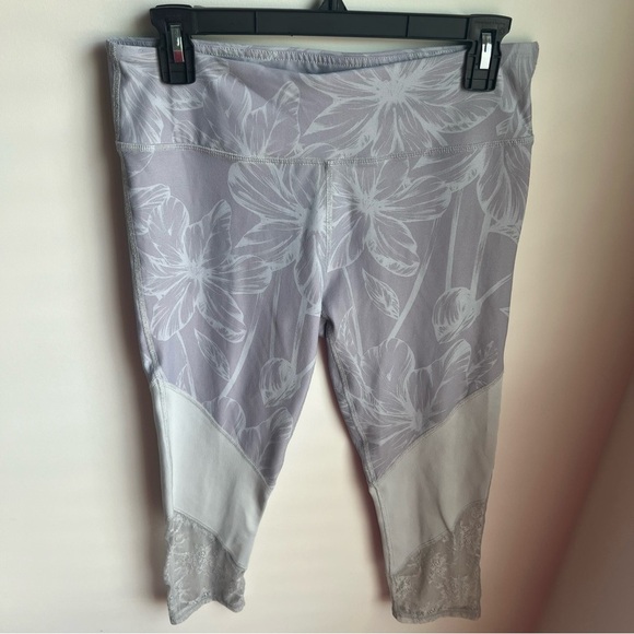 Fabletics Light Gray Leggings - Medium - Picture 3 of 14